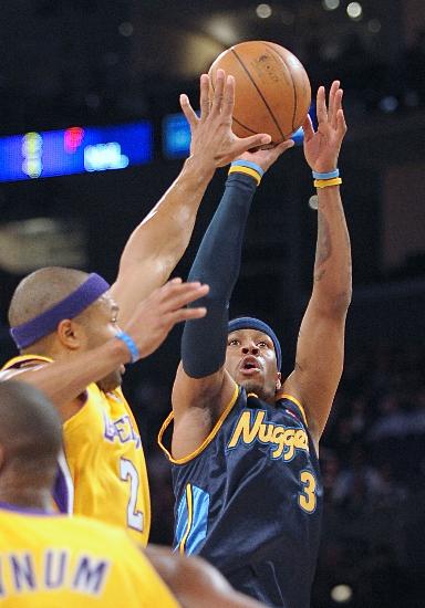 他的缺席使 他的缺席使