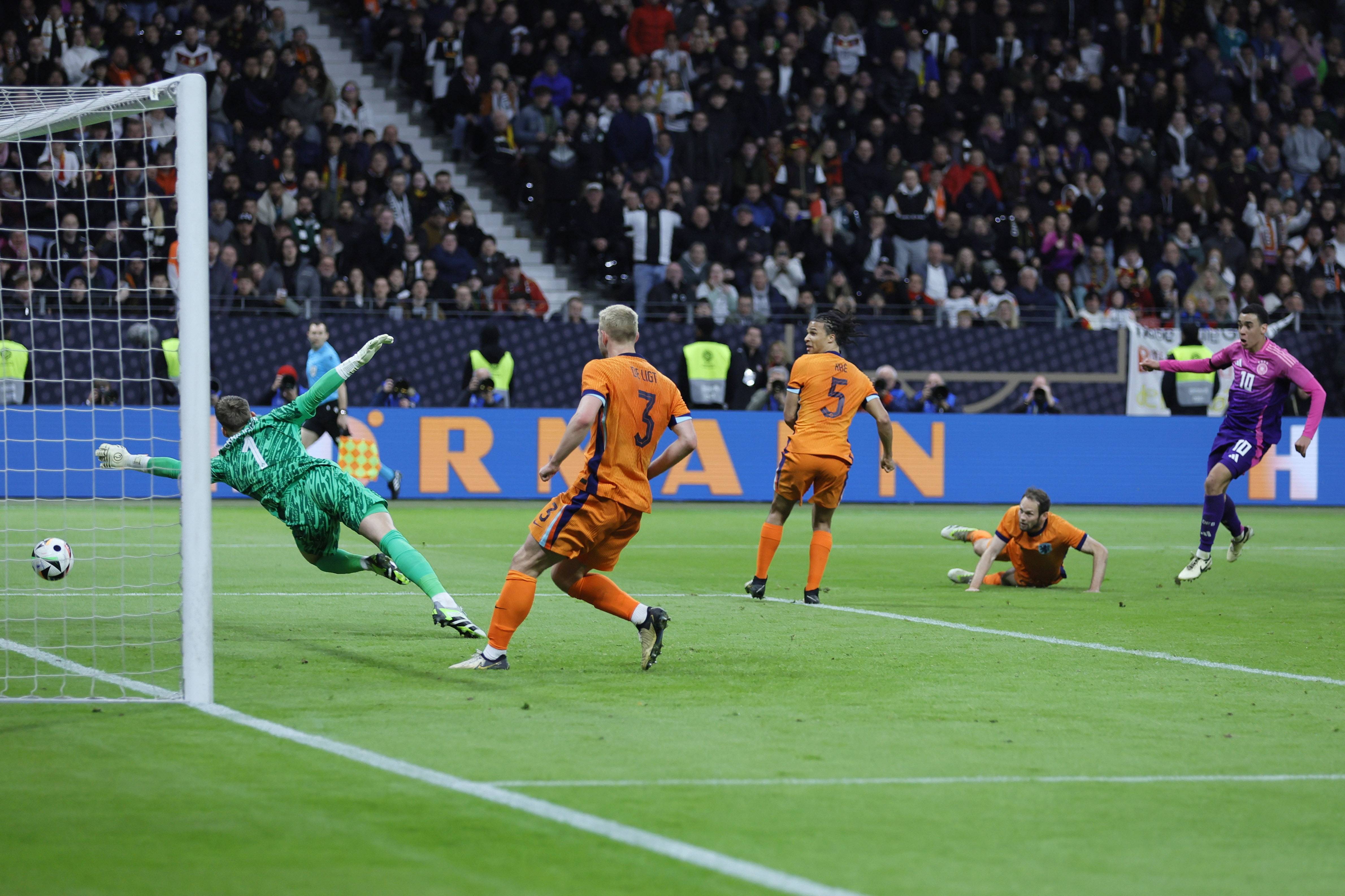 克罗斯:C罗的训练强度令我震撼,他去得比我早走得比我晚